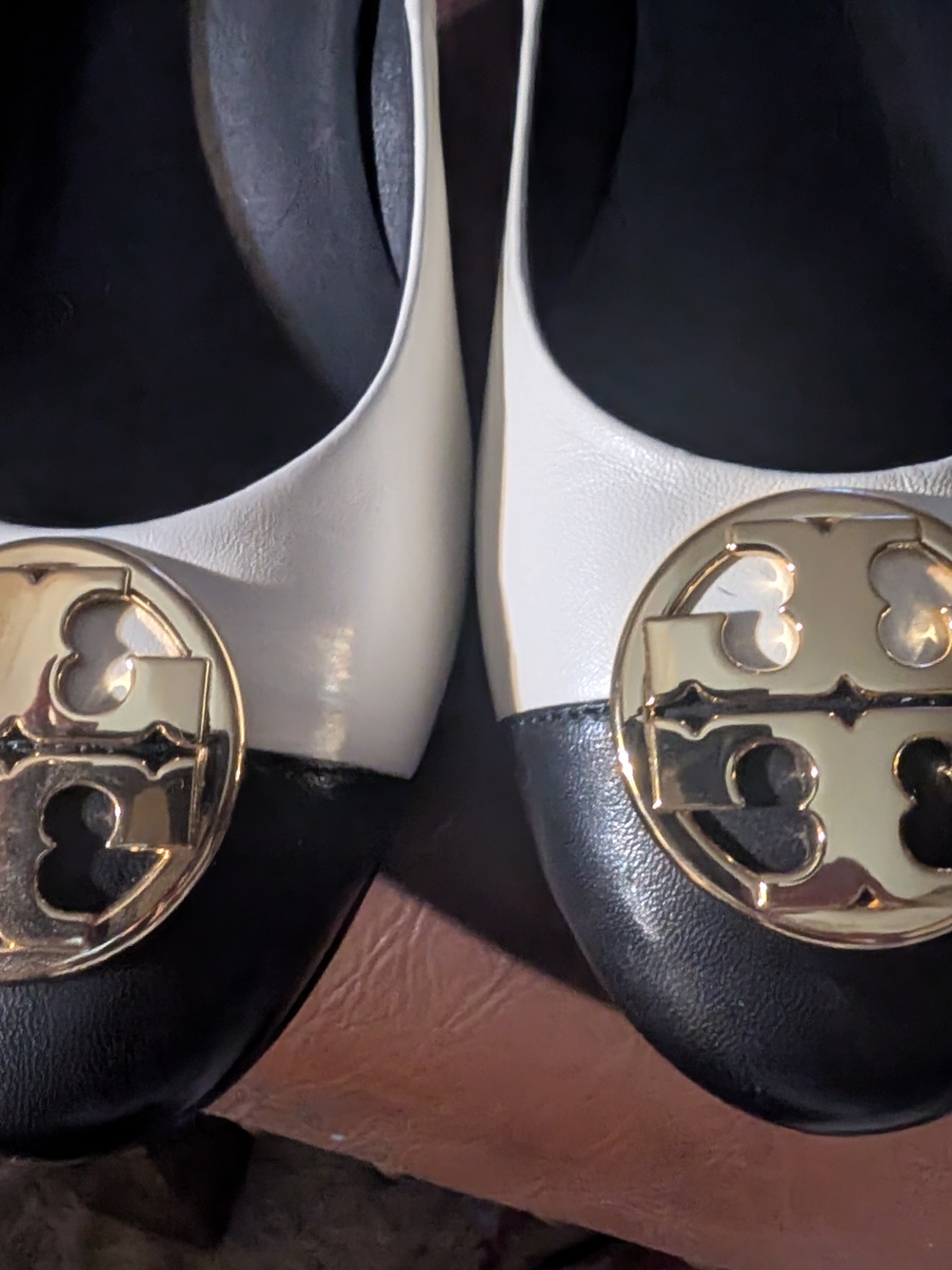 Tory Burch Two-Tone Chelsea Heel Pump in White and Black 8 - Picture 4 of 8